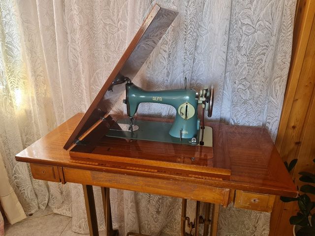 Maquina de coser antigua.