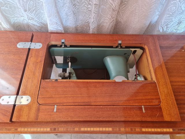 Maquina de coser antigua.