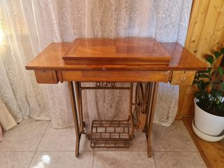 Maquina de coser antigua.