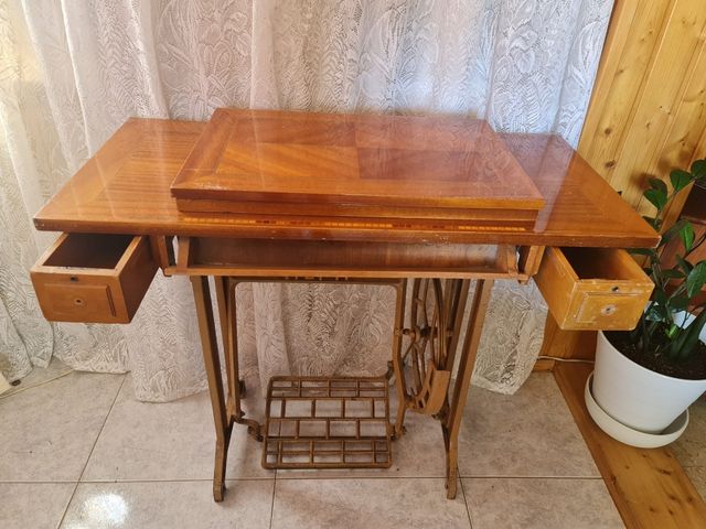 Maquina de coser antigua.