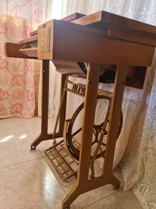 Maquina de coser antigua.