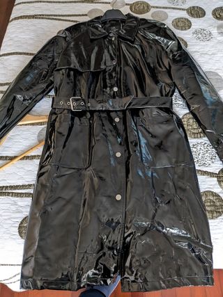 abrigo charol negro