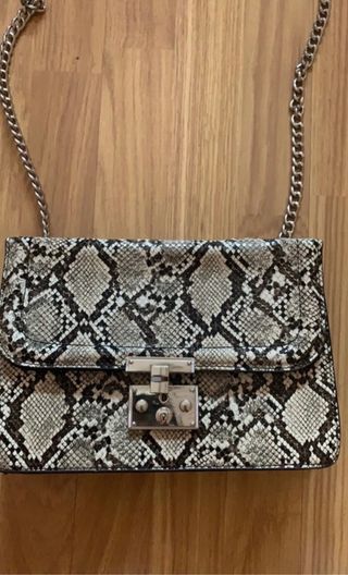 Bolso estampado serpiente Stradivarius