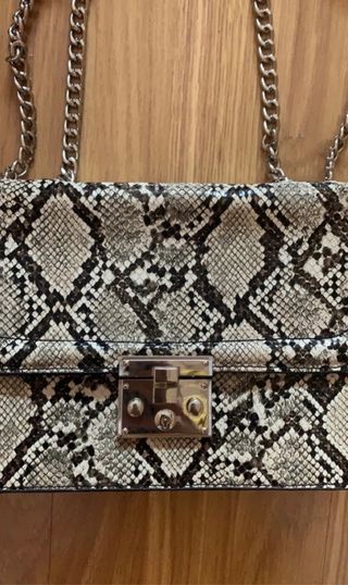 Bolso estampado serpiente Stradivarius