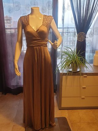 Vestido largo beige.