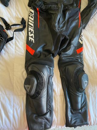 Mono dainese botas aparte