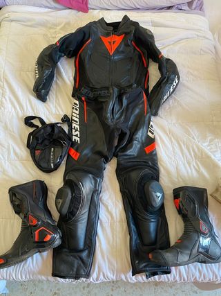 Mono dainese botas aparte