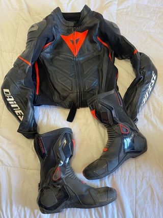 Mono dainese botas aparte