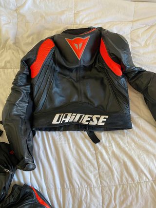 Mono dainese botas aparte