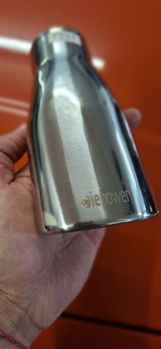 Cola de escape ovalada clásicos noventeros.