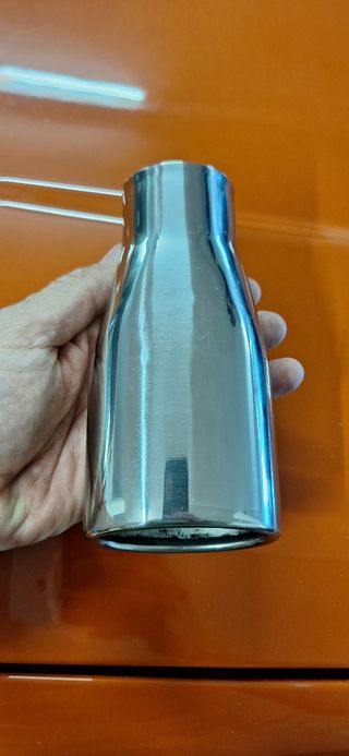 Cola de escape ovalada clásicos noventeros.