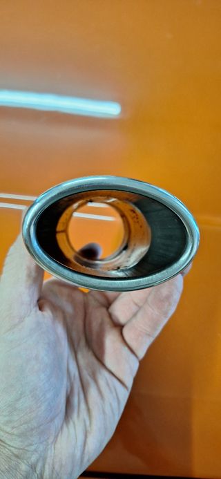 Cola de escape ovalada clásicos noventeros.