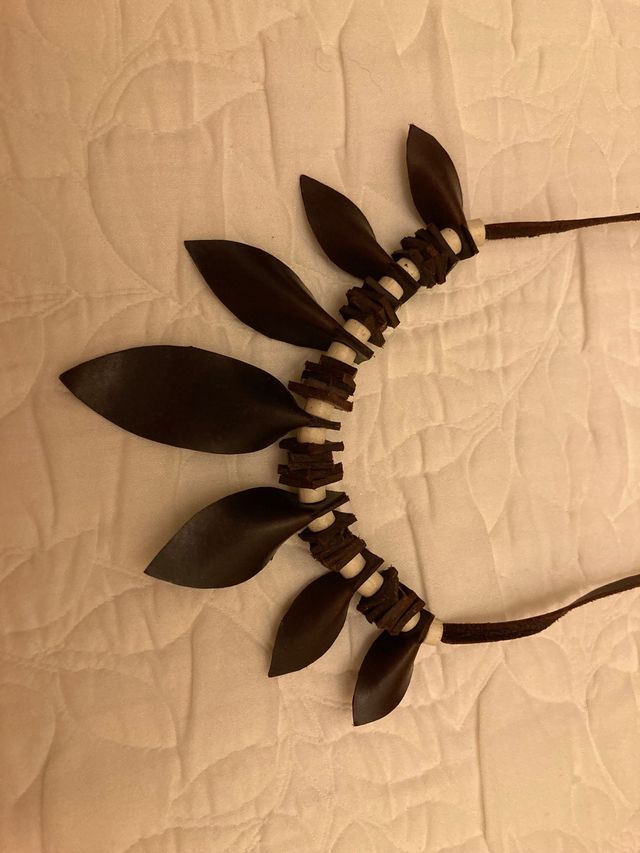 Collar artesanal confeccionado en piel