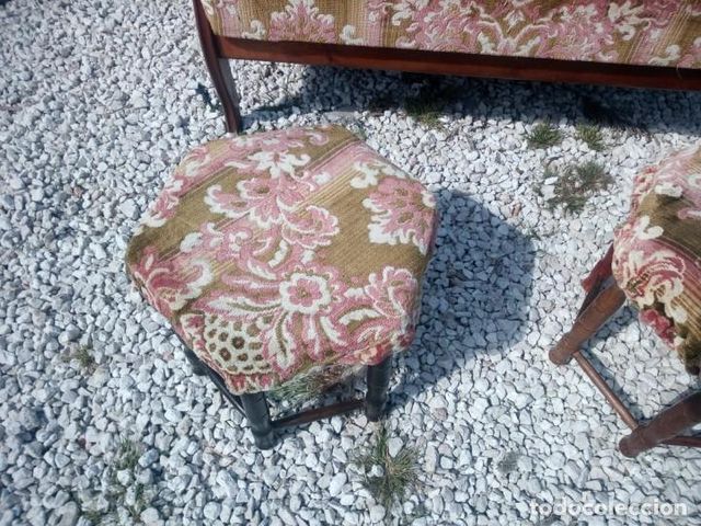 sofá orejero,respaldo alto con 2 banquetas a juego