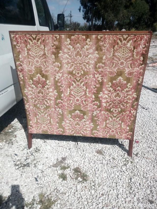 sofá orejero,respaldo alto con 2 banquetas a juego