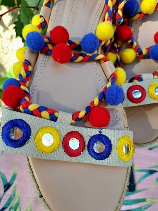 Divertidas sandalias esparto con pompones