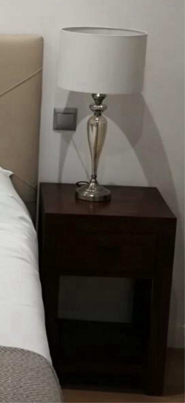 Juego de mesillas de noche con lámpara