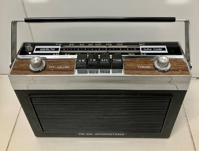 Radio Autoportable FM-AM Wealth Solid State