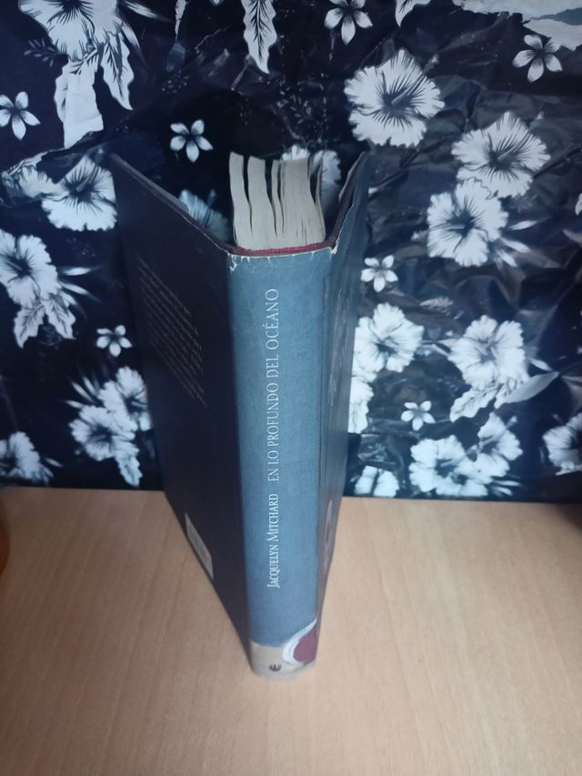 Libro:EN LO PROFUNDO DEL OCÉANO 

