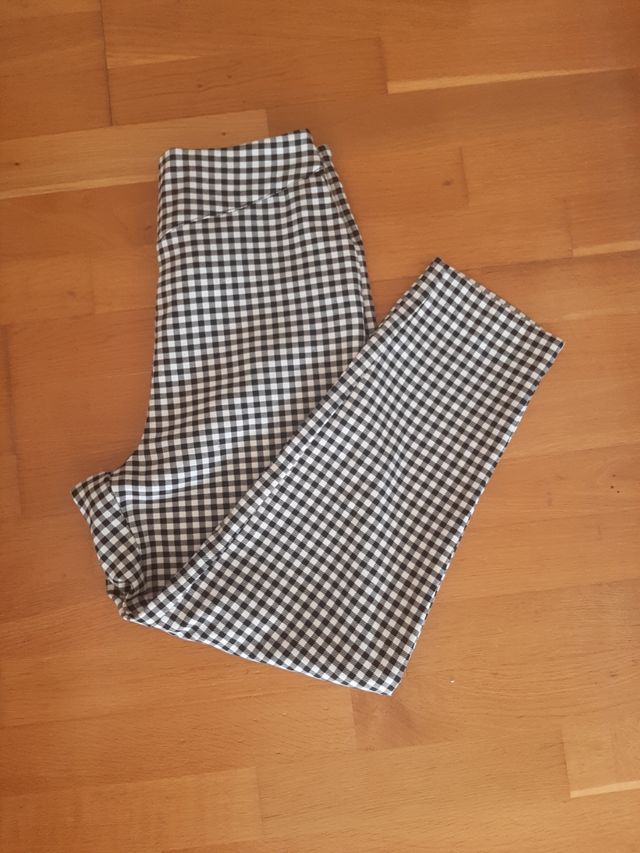 Pantalón de cuadros negros yblancos