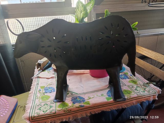 Figura metálica. Portavelas e incienso 