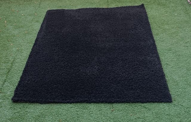 Alfombra negra,grande, técnica  de nudos