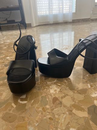 tacones negros sandalia