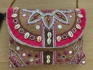 Bolso de rafia con abalorios y conchas 