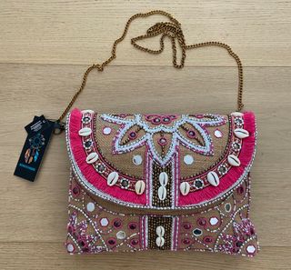 Bolso de rafia con abalorios y conchas 