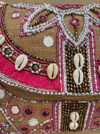 Bolso de rafia con abalorios y conchas 
