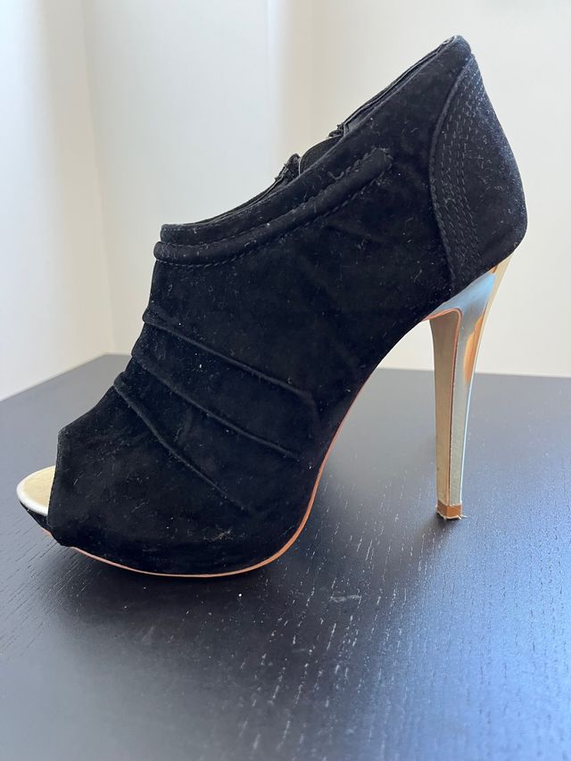 Zapato abotinado con tacón color negro