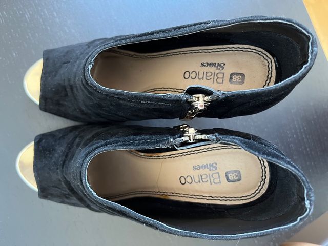 Zapato abotinado con tacón color negro