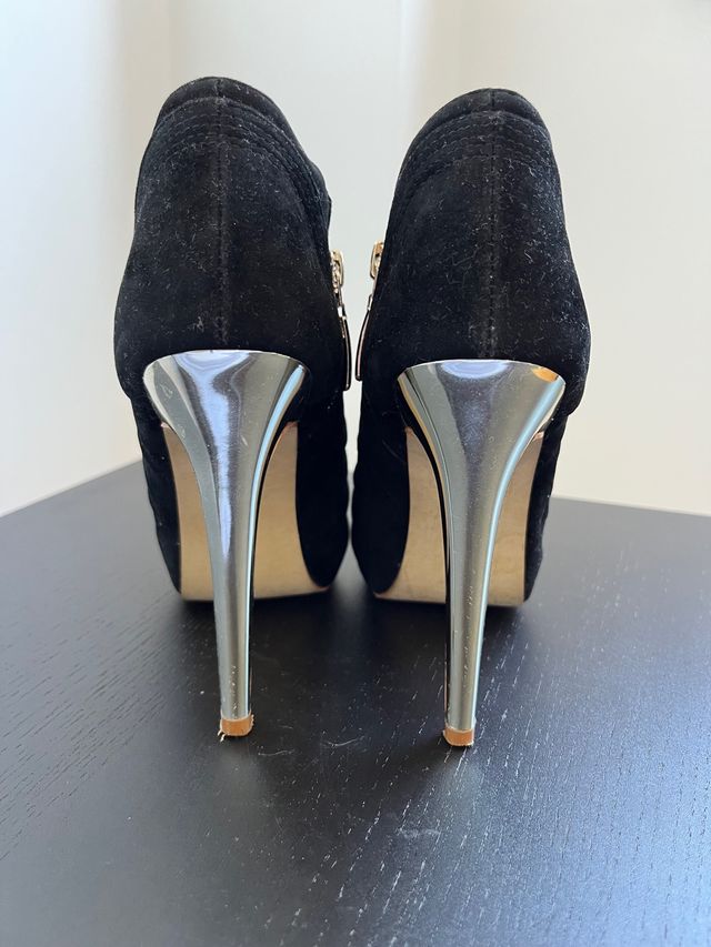 Zapato abotinado con tacón color negro