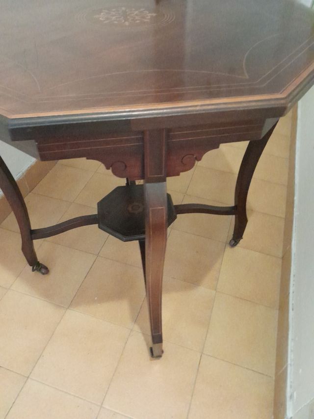 Mesa con marqueteria