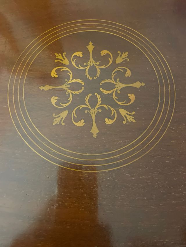 Mesa con marqueteria