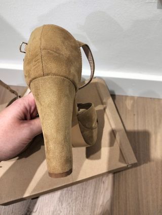 Zapatos nuevos de tacón color marrón