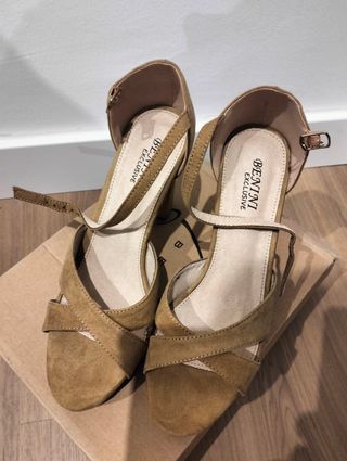 Zapatos nuevos de tacón color marrón