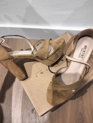 Zapatos nuevos de tacón color marrón