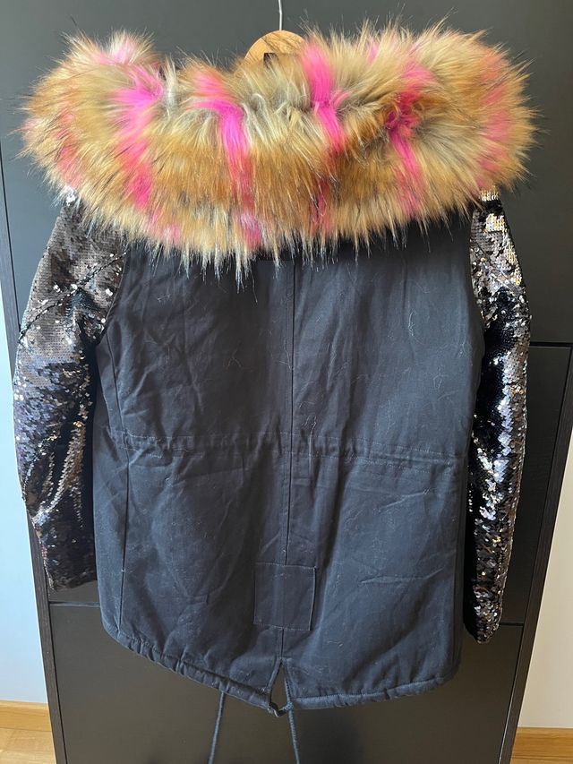 Parka negra con capucha desmontable