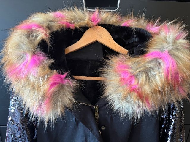 Parka negra con capucha desmontable