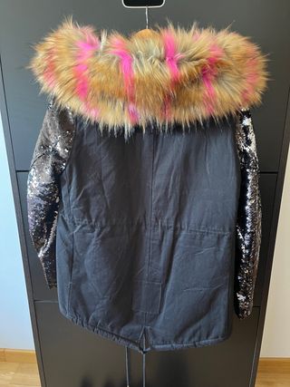 Parka negra con capucha desmontable