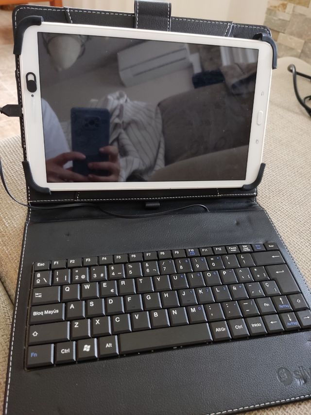 Cover nera con tastiera per tablet