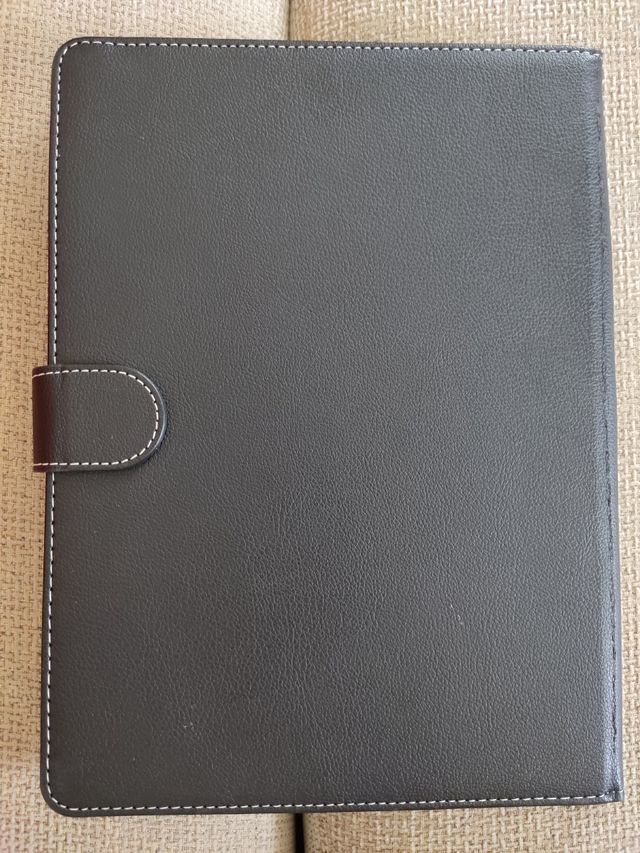 Cover nera con tastiera per tablet