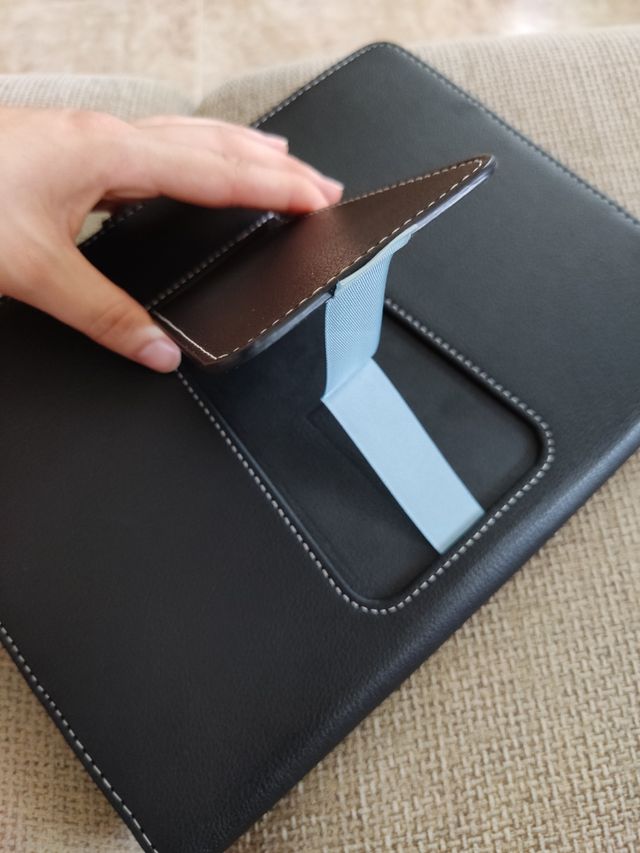 Cover nera con tastiera per tablet