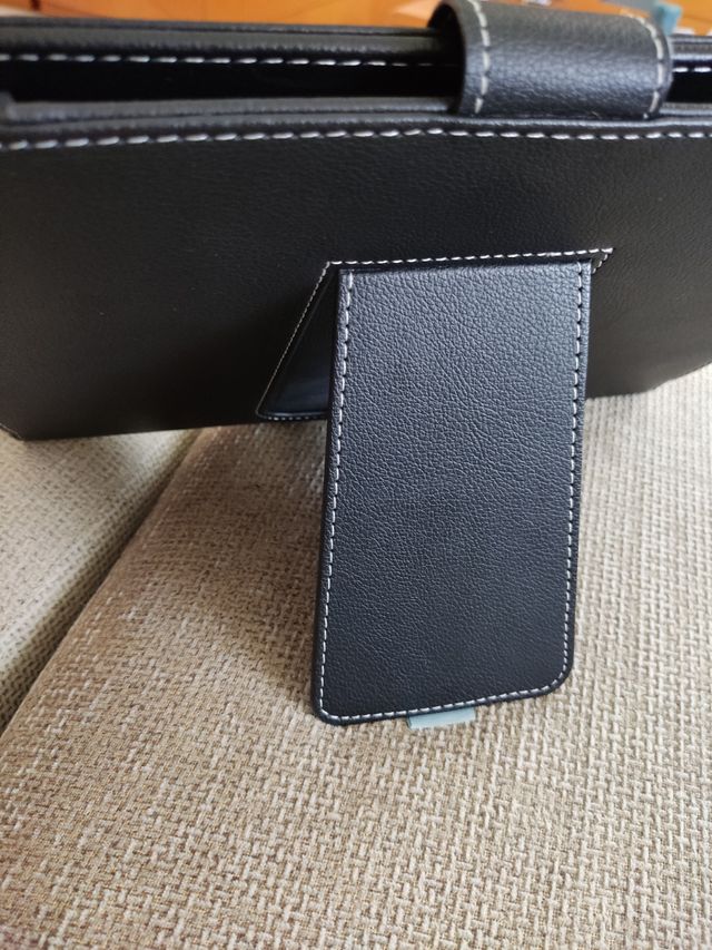 Cover nera con tastiera per tablet