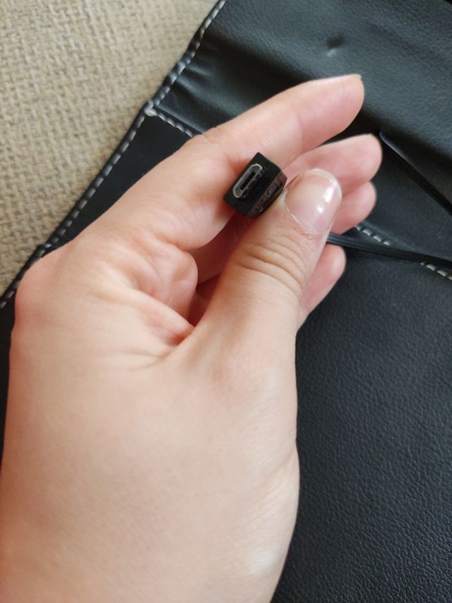 Cover nera con tastiera per tablet