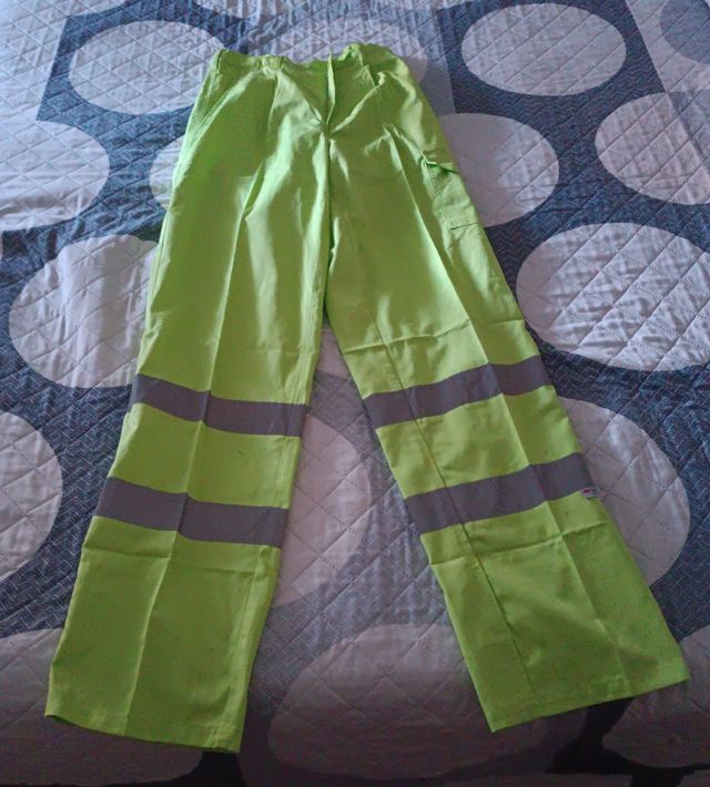 Pantalón de trabajo con reflectante.