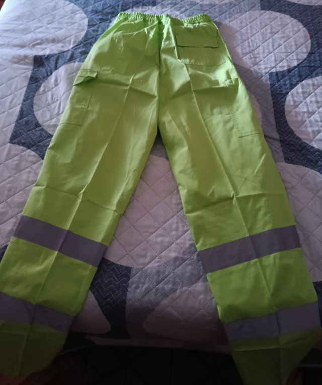 Pantalón de trabajo con reflectante.