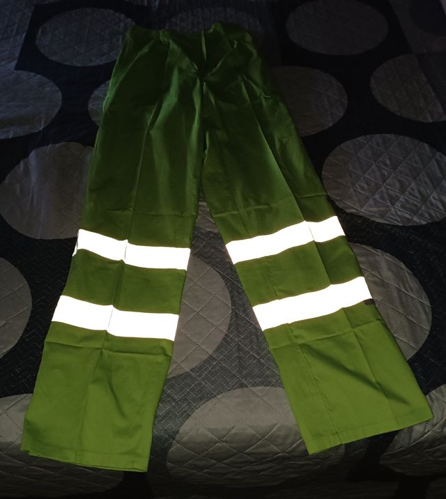 Pantalón de trabajo con reflectante.