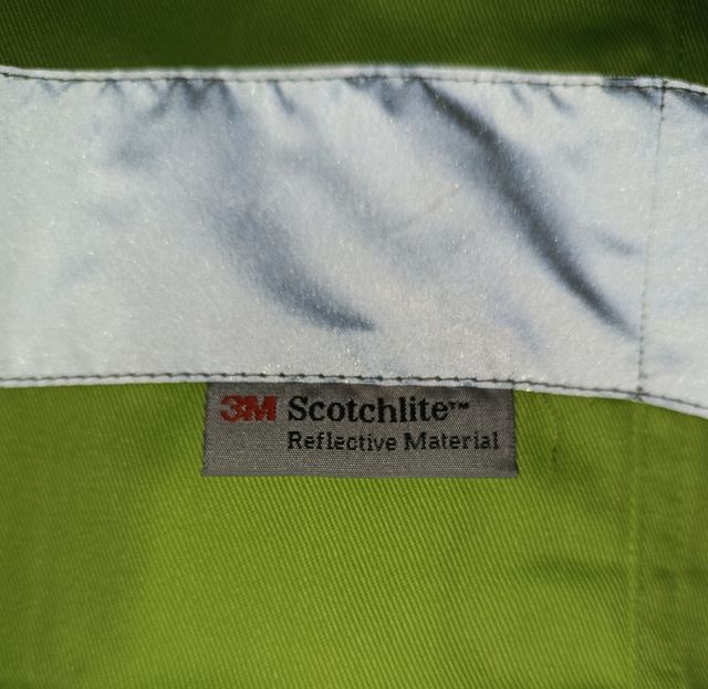 Pantalón de trabajo con reflectante.